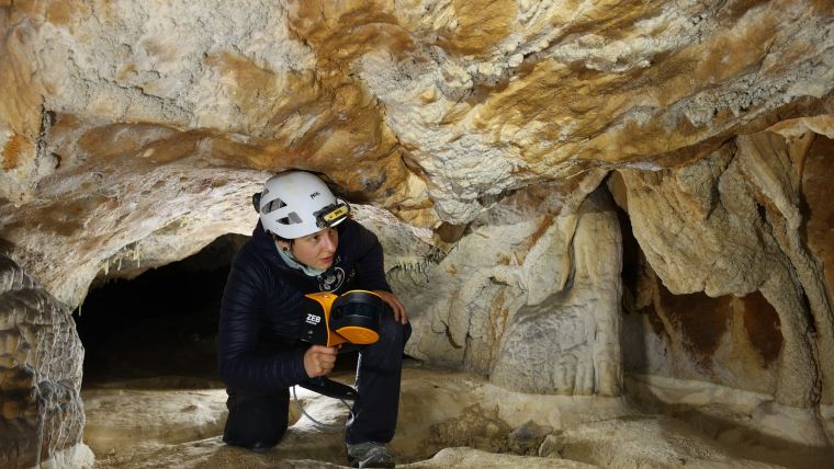 欧洲最大的洞穴之一的手持地图