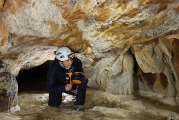 欧洲最大的洞穴之一的手持式映射