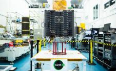 地球一号选择空间测量来处理原型卫星的镜头