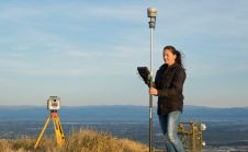 天宝为土地测量师推出R10 Model 2 GNSS系统