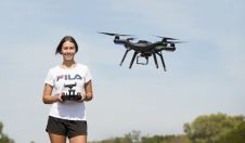 学生被邀请进行创意设计无人机竞赛