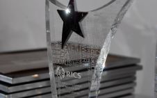 年轻的英国测量明星争夺“年度年轻测量师”称号