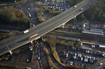 绘制繁忙道路和铁路交叉口的地图
