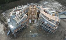 Topcon技术利用以烟火发动机的形状构建房屋