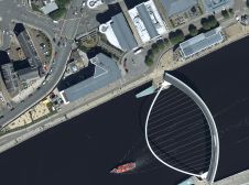 晴朗的天空使飞行开始蓝天的调查季节